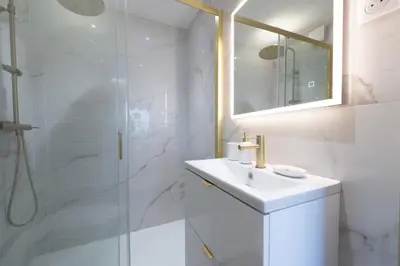 Salle de bains dans l'établissement 1-Br Apartment Quiet Setting Near City Center