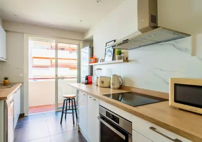 Cuisine ou kitchenette dans l'établissement Evasion chic au centre d Antibes