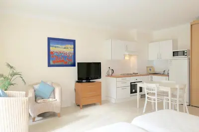 Cuisine ou kitchenette dans l'établissement Spacious Studio Apartment Near The Beach - 2313