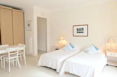Un ou plusieurs lits dans un hébergement de l'établissement Spacious Studio Apartment Near The Beach - 2313