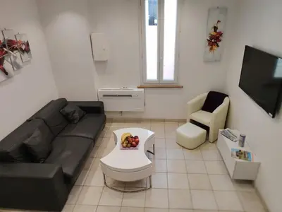 Coin salon dans l'établissement Cannes centre T3 Carré D'Or calme air conditionné WiFi