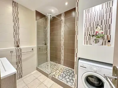 Salle de bains dans l'établissement Cannes centre T3 Carré D'Or calme air conditionné WiFi