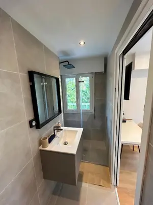Salle de bains dans l'établissement Charmant studio avec grande terrasse