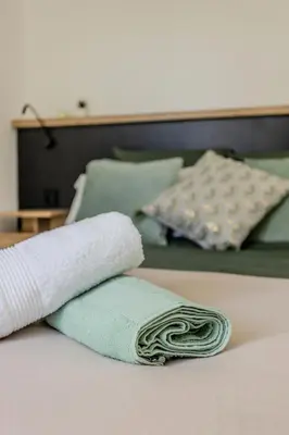 Un ou plusieurs lits dans un hébergement de l'établissement Brise de Sauge 1BR cosy clim, proche Palais