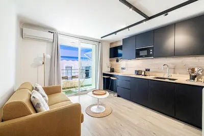 Cuisine ou kitchenette dans l'établissement 13 PRAD - Renovated apartment for 3 travelers near Croisette