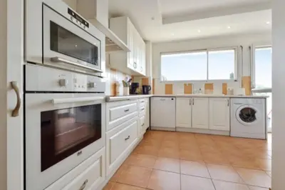 Cuisine ou kitchenette dans l'établissement Apartment Near Beach With Sea View 2 Terraces!