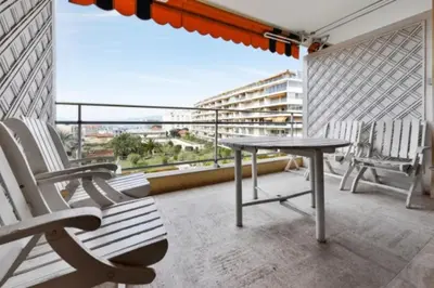 Balcon ou terrasse dans l'établissement Apartment Near Beach With Sea View 2 Terraces!