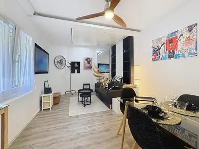 Télévision ou salle de divertissement dans l'établissement Studio l'Atelier – Parking & Beaches 15 min Walk