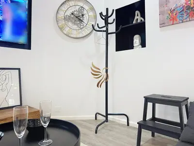 Télévision ou salle de divertissement dans l'établissement Studio l'Atelier – Parking & Beaches 15 min Walk
