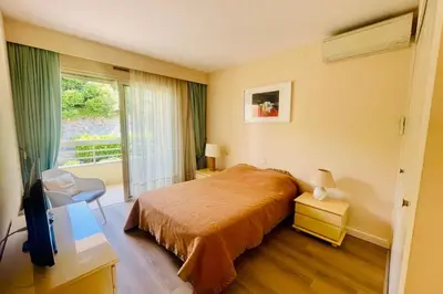 Un ou plusieurs lits dans un hébergement de l'établissement Cozy flat with terrace and swimming pool in Cannes