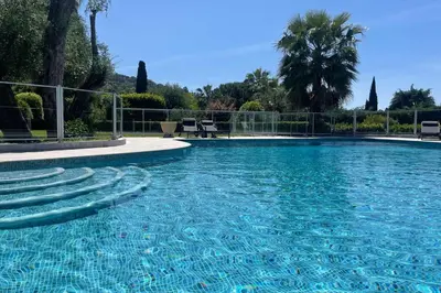 Piscine de l'établissement Cozy flat with terrace and swimming pool in Cannes ou située à proximité