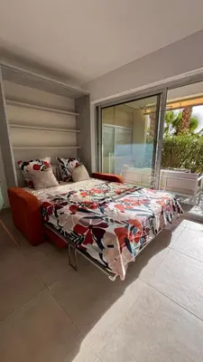 Un ou plusieurs lits dans un hébergement de l'établissement T2 cosy en bord de mer avec terrasse, piscine et parking
