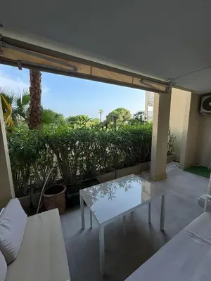 Balcon ou terrasse dans l'établissement T2 cosy en bord de mer avec terrasse, piscine et parking