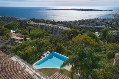 Piscine de l'établissement REF 2138 - Cannes - Villa sea view ou située à proximité