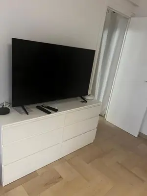 Télévision ou salle de divertissement dans l'établissement Quiet Seaside Apartment, 1 Min to Beach, Parking, Promenade de la Plage