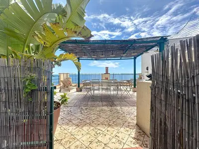 Plan de l'établissement 32m2 petite maison au bord de l'eau avec terrasse