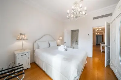 Un ou plusieurs lits dans un hébergement de l'établissement Truly amazing 3 bedrooms Cannes center!!