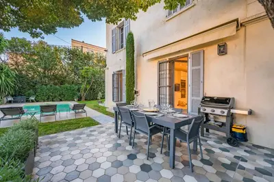Piscine de l'établissement Contemporary house in the center of Cannes with a pool and relaxation area ou située à proximité
