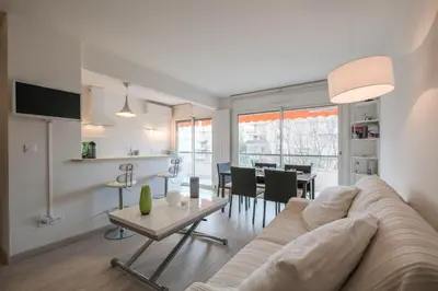 Télévision ou salle de divertissement dans l'établissement Wonderful 1 bedroom 3 min walk to the Croisette!