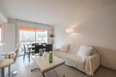 Coin salon dans l'établissement Wonderful 1 bedroom 3 min walk to the Croisette!