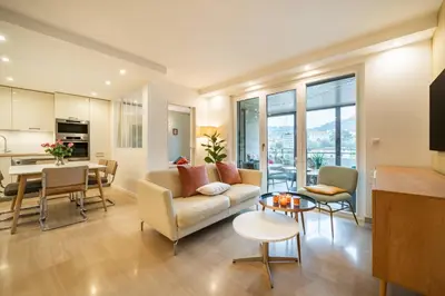 Coin salon dans l'établissement Beautiful two bedroom duplex apartment