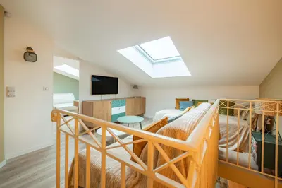 Télévision ou salle de divertissement dans l'établissement Beautiful two bedroom duplex apartment