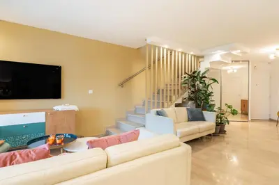 Coin salon dans l'établissement Beautiful two bedroom duplex apartment