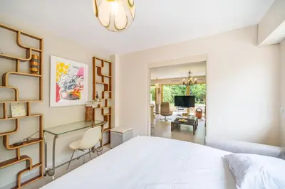 Un ou plusieurs lits dans un hébergement de l'établissement Pleasant 2 bedroom with large terrace