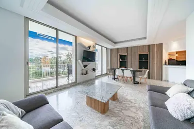 Coin salon dans l'établissement Superbe appartement 5 pièces sur la Croisette