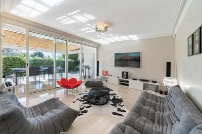 Coin salon dans l'établissement Brand new 3 bedrooms heart of Cannes