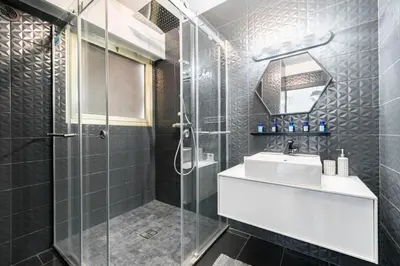 Salle de bains dans l'établissement COZYSTAY - Brand new 3 bedrooms 2min walk to carlton hotel