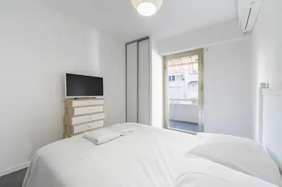 Un ou plusieurs lits dans un hébergement de l'établissement COZYSTAY - Brand new 3 bedrooms 2min walk to carlton hotel