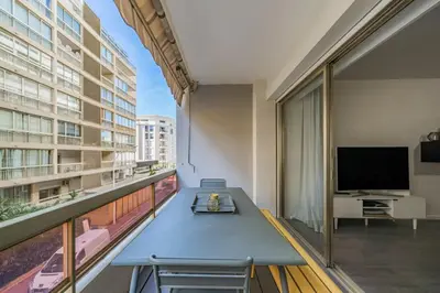 Télévision ou salle de divertissement dans l'établissement COZYSTAY - Brand new 3 bedrooms 2min walk to carlton hotel
