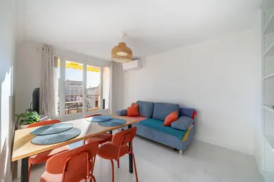 Coin salon dans l'établissement Agréable 3 pièces rénové à deux pas de la croisette