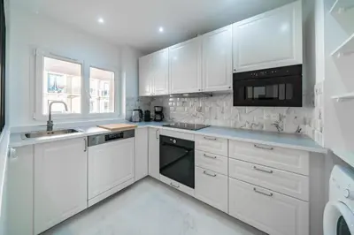 Cuisine ou kitchenette dans l'établissement Agréable 3 pièces rénové à deux pas de la croisette