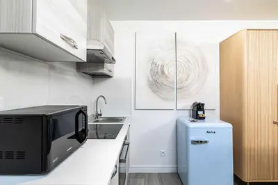 Cuisine ou kitchenette dans l'établissement Renovated and Bright Studio 3P - Cannes