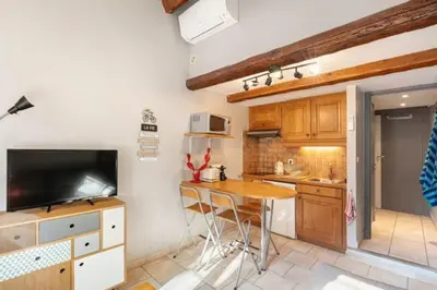 Cuisine ou kitchenette dans l'établissement Duplex au cœur du vieil Antibes, Le Jamesy