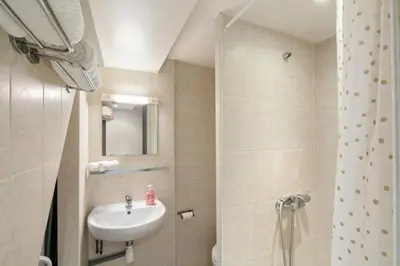 Salle de bains dans l'établissement Duplex au cœur du vieil Antibes, Le Jamesy
