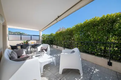 Balcon ou terrasse dans l'établissement 3-Br Rooftop with Jacuzzi & Parking Cannes