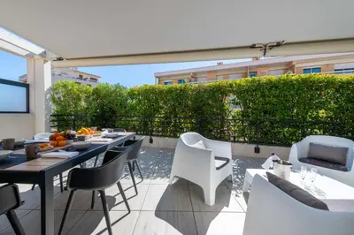 Balcon ou terrasse dans l'établissement 3-Br Rooftop with Jacuzzi & Parking Cannes