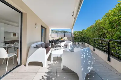 Balcon ou terrasse dans l'établissement 3-Br Rooftop with Jacuzzi & Parking Cannes