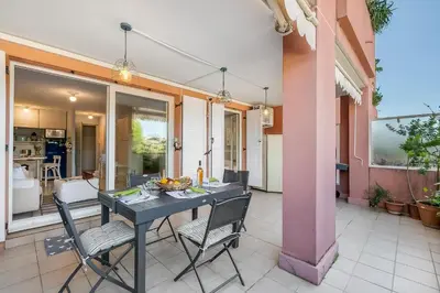 Balcon ou terrasse dans l'établissement Cosy Apartement Gaia Villeneuve-Loubet - Happy Rentals