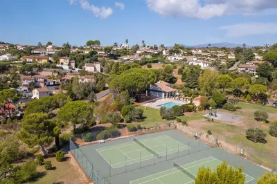 Tennis ou squash au sein de l'appartement ou à proximité