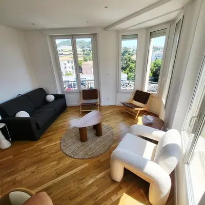 Coin salon dans l'établissement Appartement 3 pièces en plein coeur de Cannes