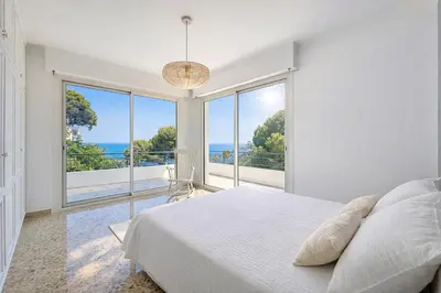 Un ou plusieurs lits dans un hébergement de l'établissement Palmiers et pins face à la mer dans une Villa classée du Cap d Antibes