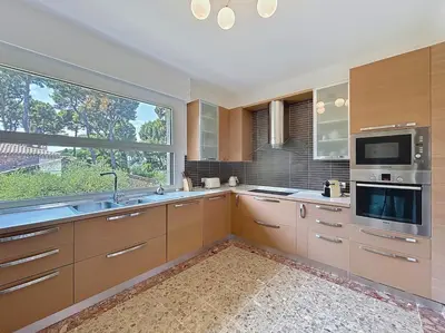 Cuisine ou kitchenette dans l'établissement Palmiers et pins face à la mer dans une Villa classée du Cap d Antibes