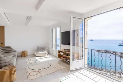 Vue générale sur la mer ou vue sur la mer prise depuis l'appartement