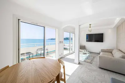 Vue générale sur la mer ou vue sur la mer prise depuis l'appartement