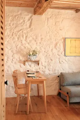 Coin salon dans l'établissement Charming 1BR apartment with balcony & AC, heart of Antibes