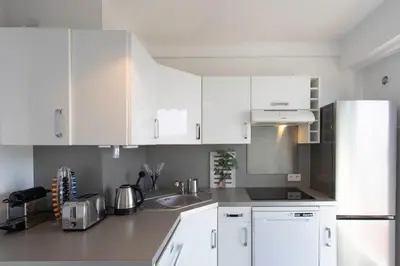 Cuisine ou kitchenette dans l'établissement Superb top floor, sea and mountain view